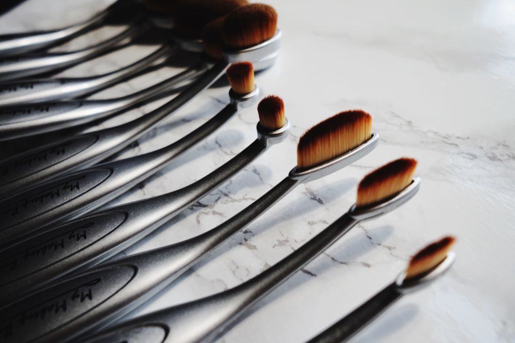 Andrea Ewanishan, lifestyle blogger from Calgary, reviews the oval makeup brush set from My Makeup Brush Set & how she uses it.