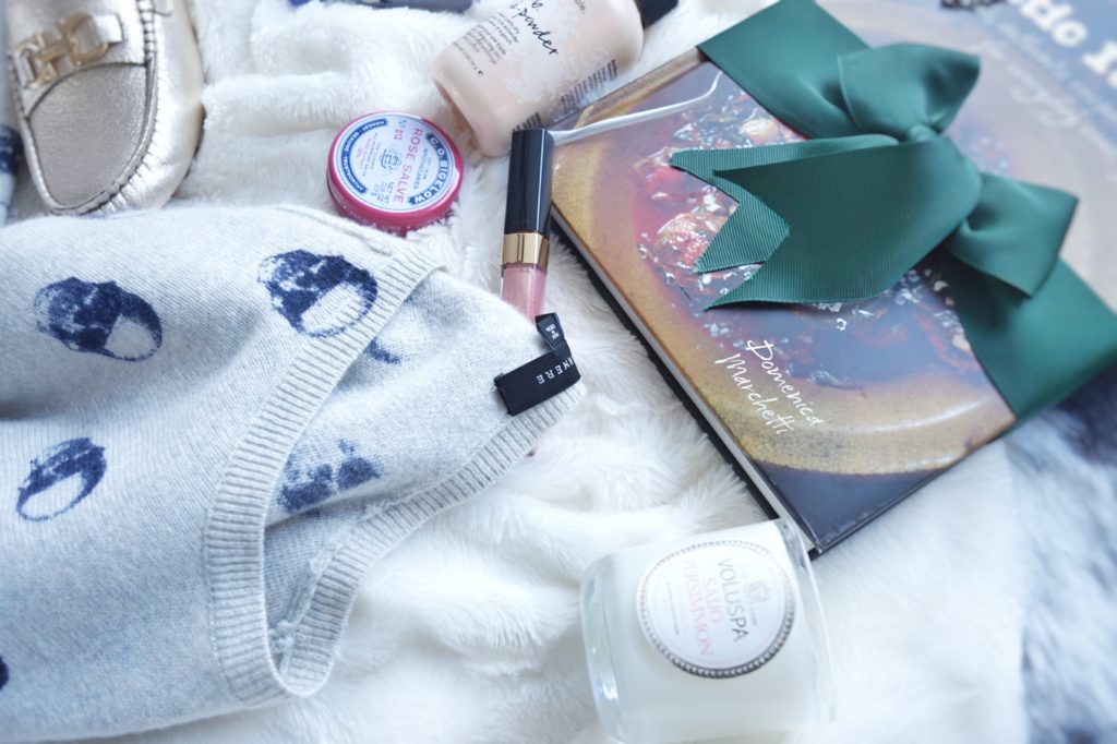 Calgary based blog shares a holiday Gift Guide for Her. Drea Marie is sharing this years favs that are sure to make any girl smile.
